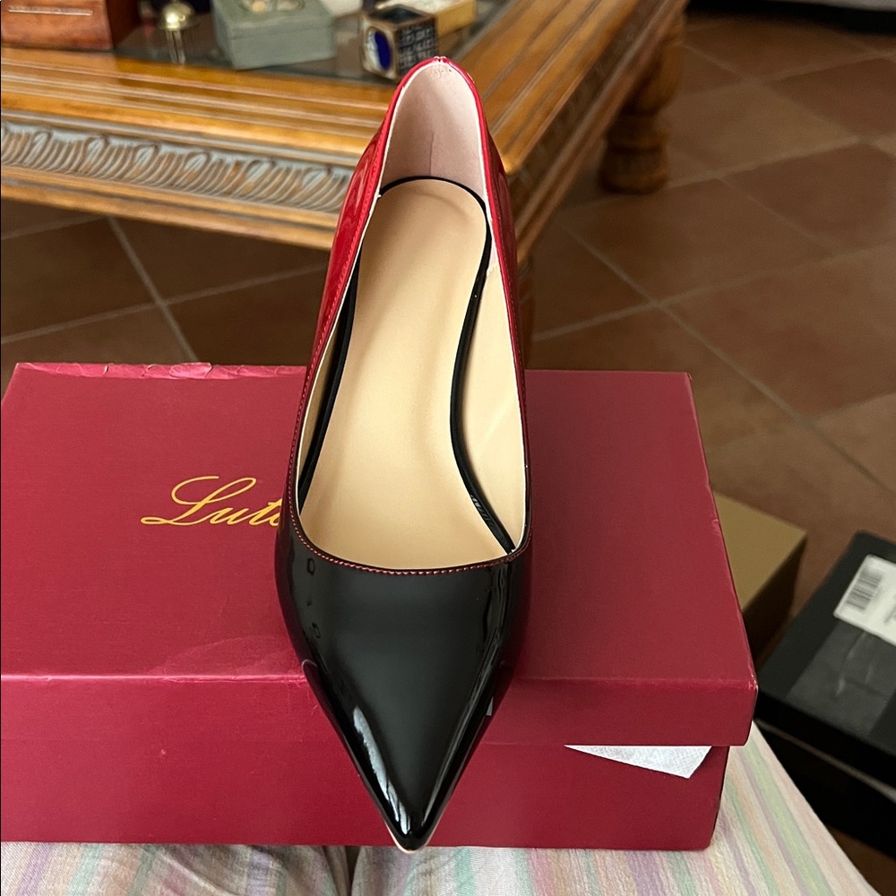 ❤️ Elegant Red and Black Patent Leather Pumps. - Picture 9 of 12